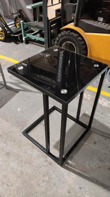 Bijzettafel met gehard glas beschikbaar voor biedingen