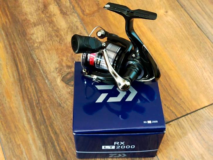 Daiwa RX LT 2000 spinmolen, Watersport en Boten, Hengelsport | Roofvissen, Nieuw, Molen, Ophalen