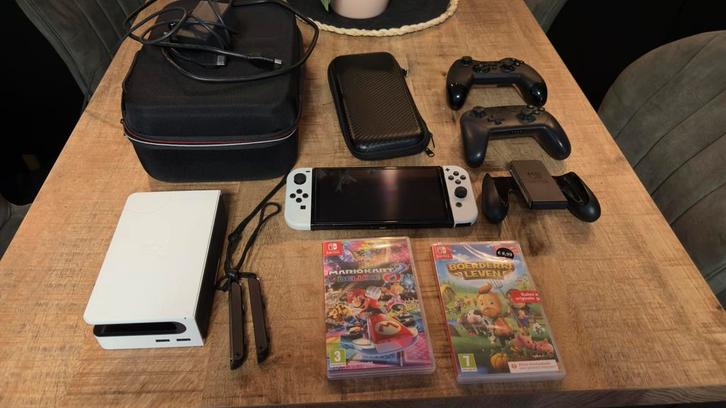 Nintendo Switch OLED + accessories, Spelcomputers en Games, Spelcomputers | Nintendo Switch, Zo goed als nieuw, Switch OLED, Met 2 controllers