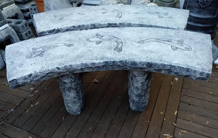 Bankje met ingegraveerde Koi Karpers   NU 15% korting, Tuin en Terras, Tuinbeelden, Nieuw, Overige typen, Beton, Ophalen