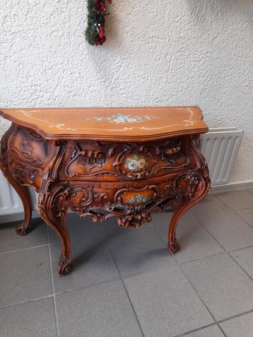 Unieke barok buik kast beschikbaar voor biedingen