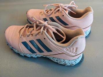Hockeyschoenen Adidas lichtroze (35) beschikbaar voor biedingen
