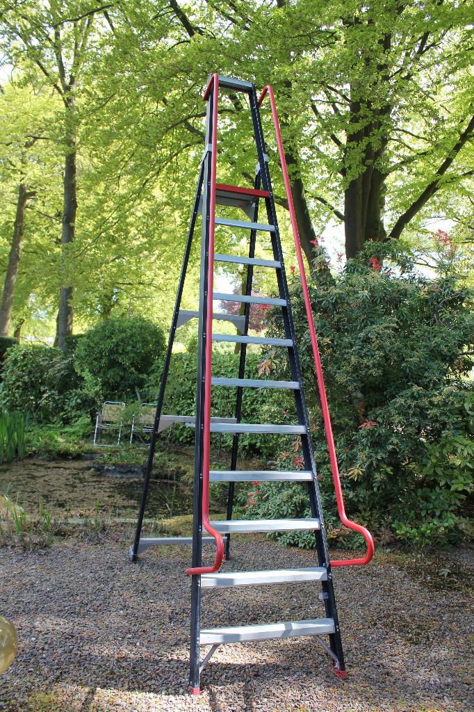 Altrex Taurus magazijntrap 11 treden, Doe-het-zelf en Verbouw, Ladders en Trappen, Ophalen, Gebruikt, Trap, Opvouwbaar of Inschuifbaar