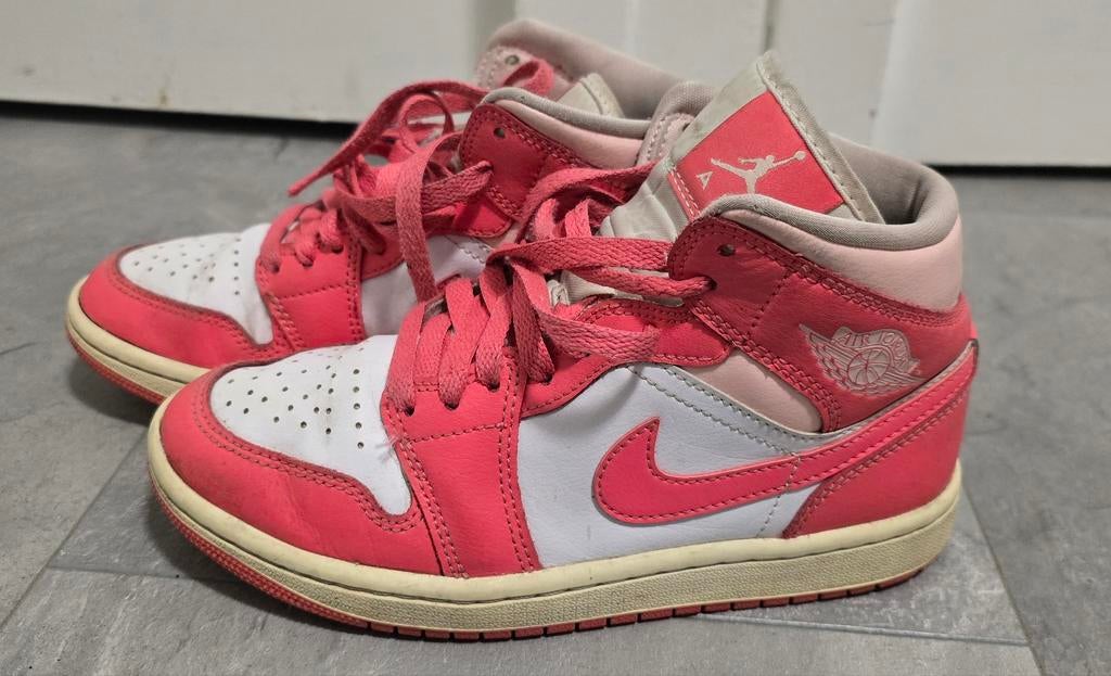 Nike Air Jordan 1 Mid 'Strawberries And Cream' - Maat 36, Nike Air Jordan, Ophalen of Verzenden, Sneakers of Gympen, Roze