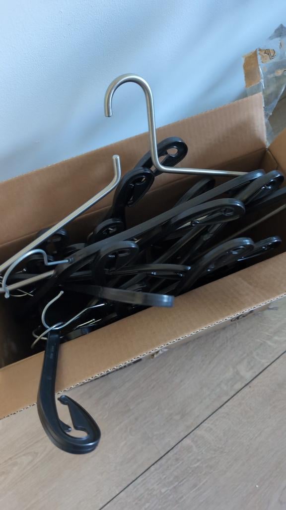 Kleerhangers gratis +/- 20 of 30, Kleding | Dames, Ophalen, Gebruikt, Kunststof, Volwassenen