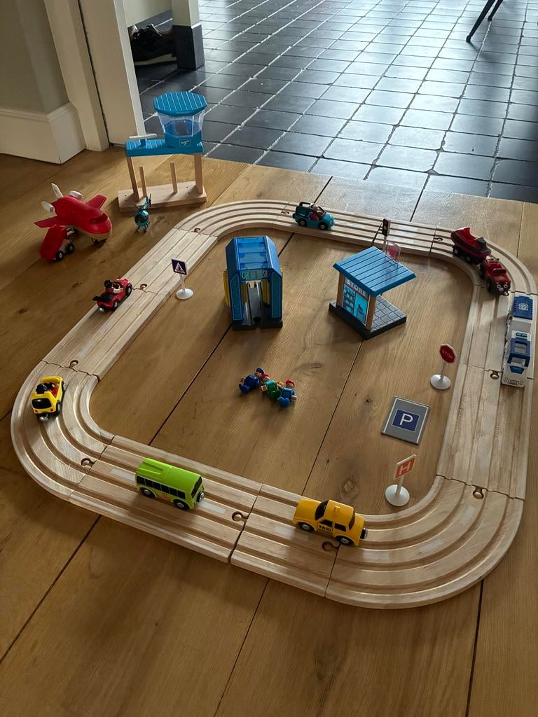 Houten treinbaan met voertuigen en accessoires, Ophalen, Zo goed als nieuw, Jongen of Meisje