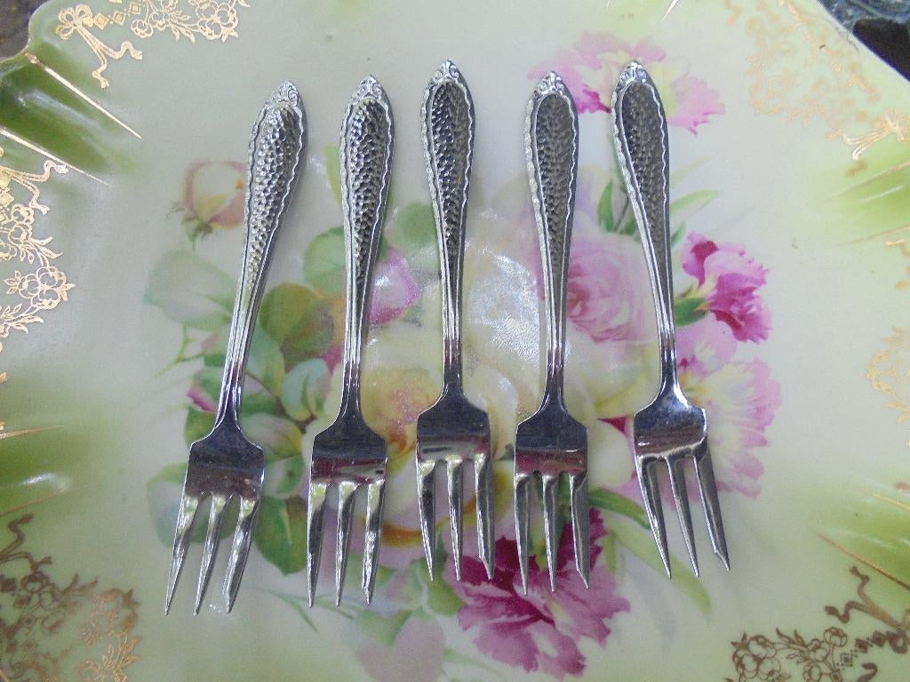 5 gebaksvorkjes sierlijk randje en hamerslag SOLA, Antiek en Kunst, Antiek | Bestek, Ophalen of Verzenden