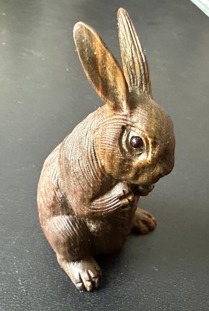 Grote Sandelwood Netsuke van een Haas met onyx oogjes Japan, Antiek en Kunst, Ophalen of Verzenden