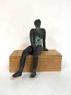 Bronzen beeldje van zittende vrouw jaren 60, Ophalen of Verzenden