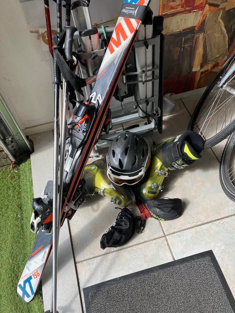 Compleet set ski's met schoenen en helm, 140 tot 160 cm, Ophalen of Verzenden, Zo goed als nieuw, Atomic