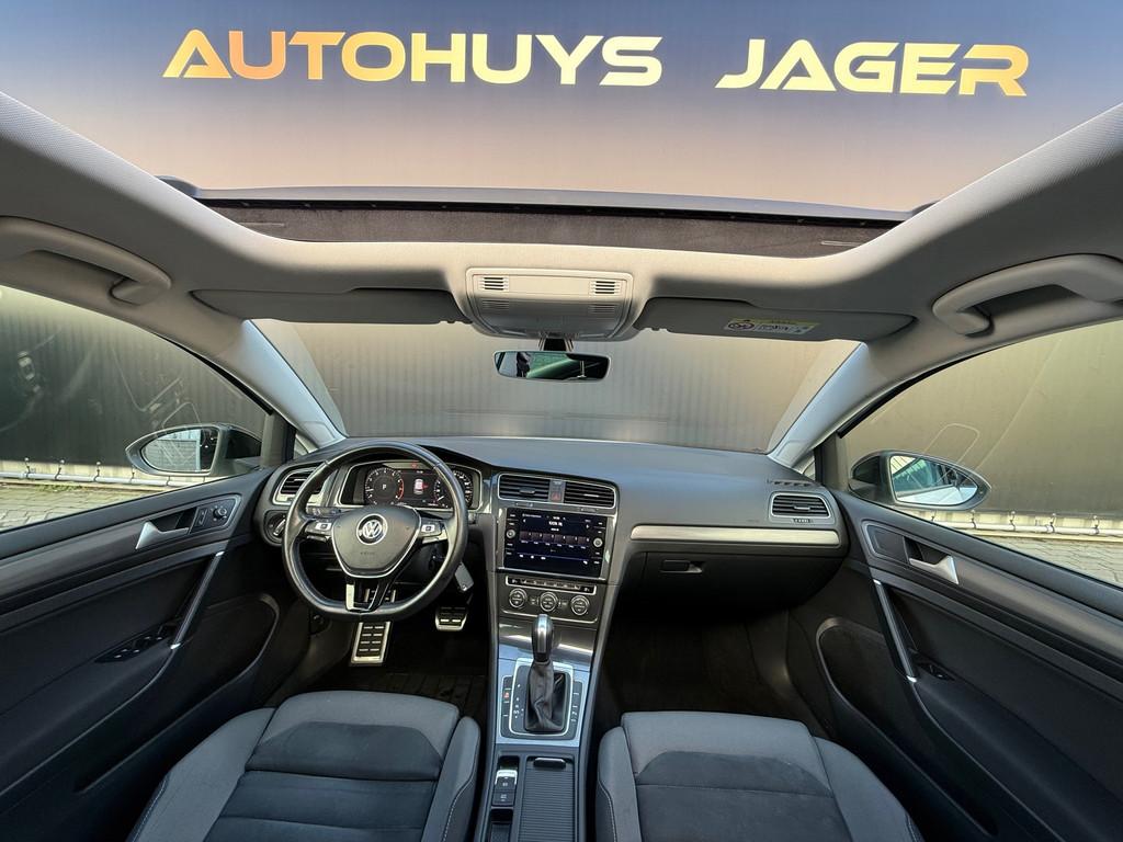 Volkswagen Golf 1.5 TSI Highline Business R Pano Virtual Car, Auto's, Volkswagen, Stof, 4 cilinders, 150 pk, Wit