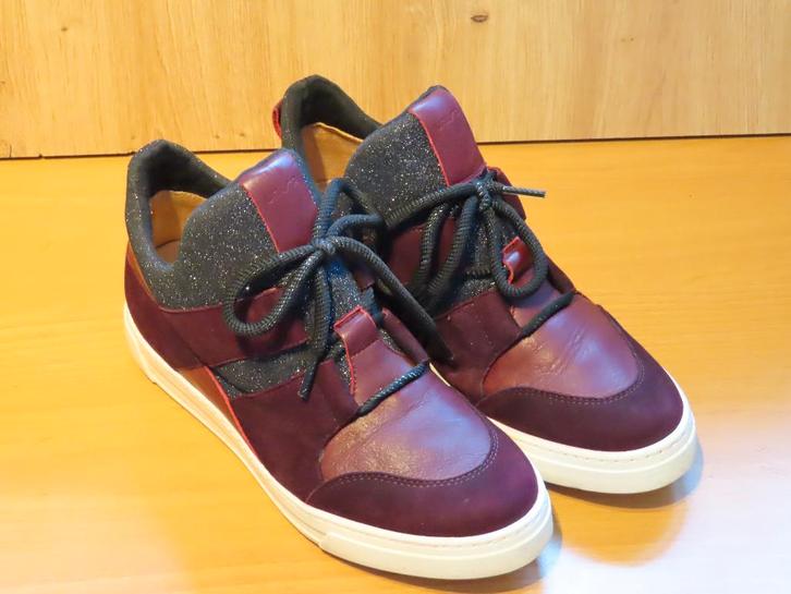 UNISA Bordeauxrood/Paarse met Zwarte Glitter Sneakers 39, Kleding | Dames, Schoenen, Zo goed als nieuw, Sneakers of Gympen, Overige kleuren