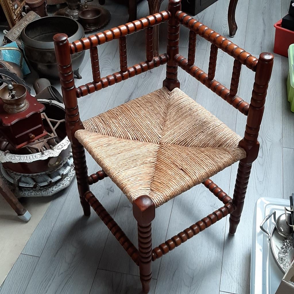 antiek driehoekstoeltje / breistoeltje met biezen zitting, Ophalen, Gebruikt, Bruin, Hout