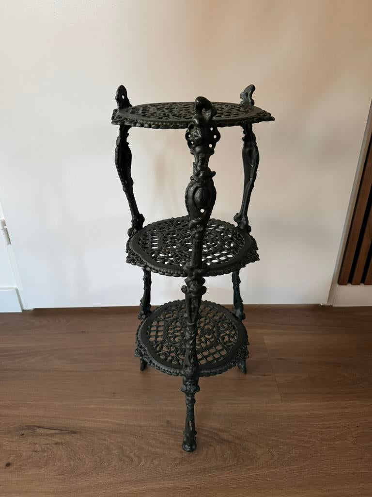 Oude gietijzeren plantentafel, Ophalen of Verzenden, Zo goed als nieuw