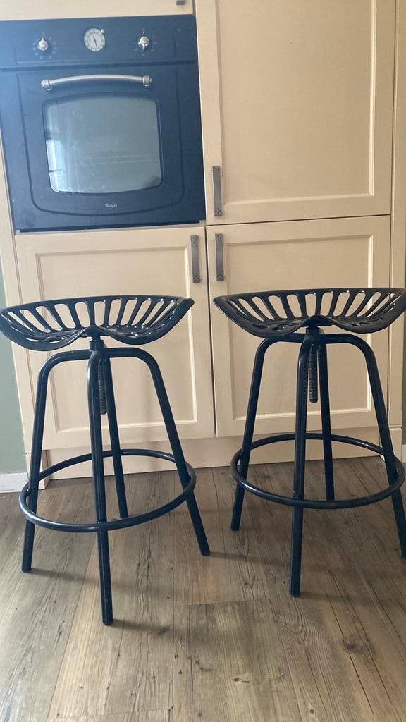 2 Tractor zadel barkrukken gietijzer, 2 krukken, Ophalen, Zo goed als nieuw, 60 tot 90 cm