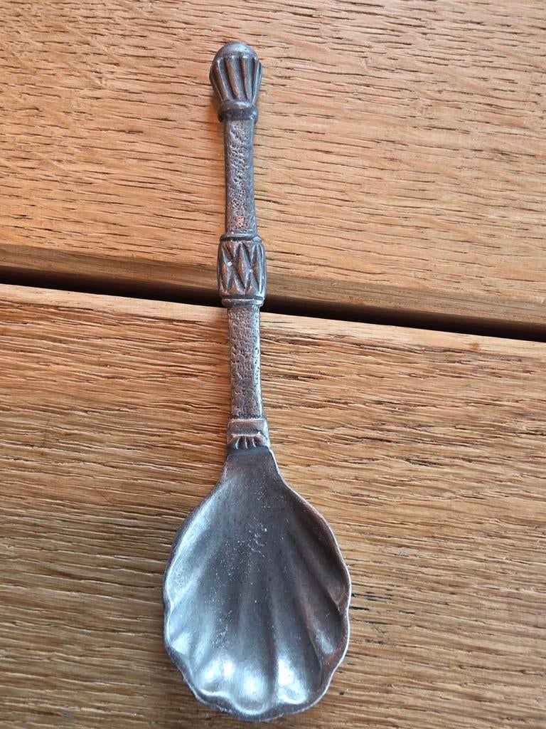 Zilverkleurige lepel met schelpvormige kom, Ophalen