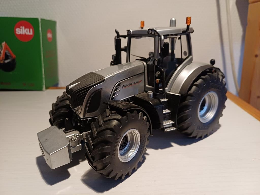 Britains Siku Fendt 936 zilver, Hobby en Vrije tijd, Modelauto's | 1:32, Ophalen of Verzenden, Zo goed als nieuw, Tractor of Landbouw
