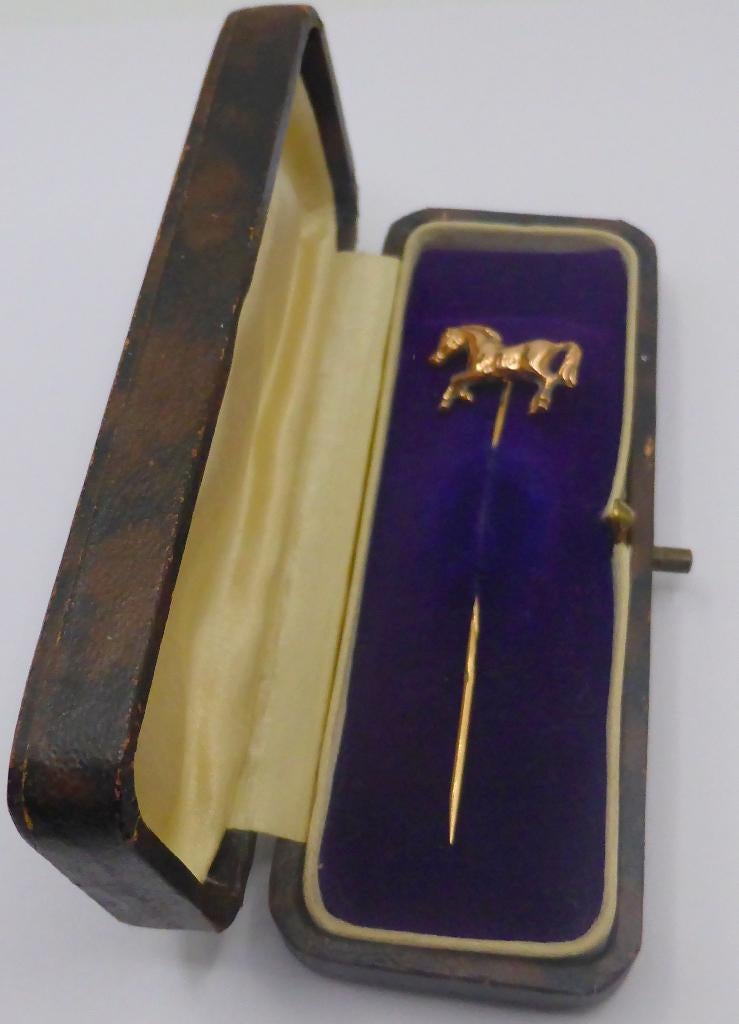 Koopje! 14 krt gouden antieke speld met dravend paard, incl, 4 tot 7 cm, Verzenden, Zo goed als nieuw, Goud