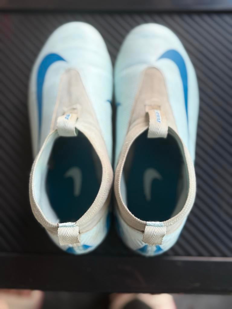 Nike voetbalschoenen lichtblauw, Sport en Fitness, Voetbal, Ophalen of Verzenden, Gebruikt, Schoenen