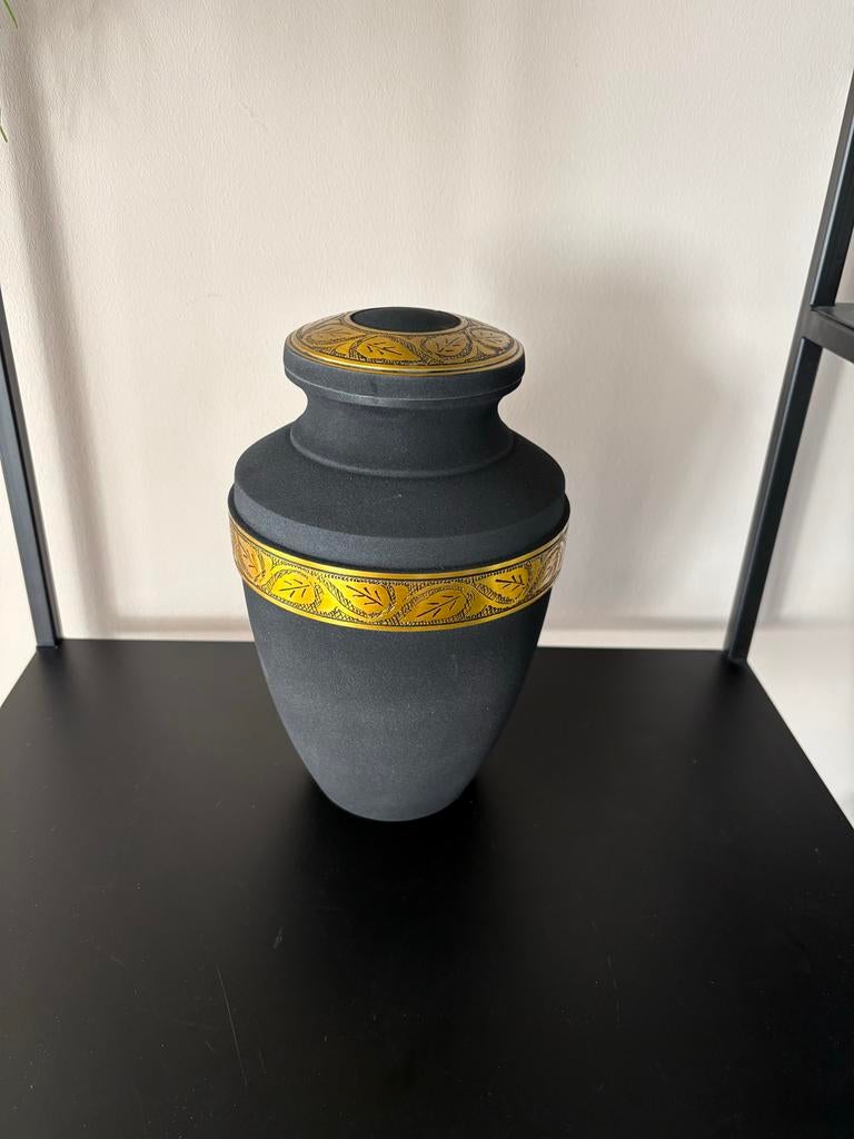 Urn 3,5 liter zwart met goud, Info@jouwurn.nl, Overige materialen, Zwart, Ophalen of Verzenden