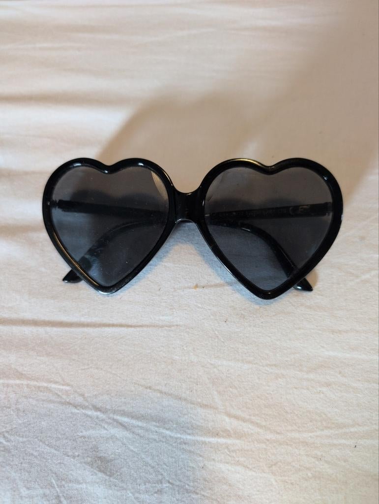 Zwarte hartjes zonnebril, Ophalen of Verzenden