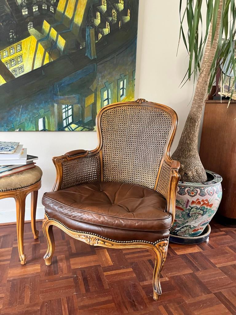 Elegante Louis XV stijl fauteuil met rotan en leer, Ophalen, Gebruikt, Minder dan 75 cm, 50 tot 75 cm