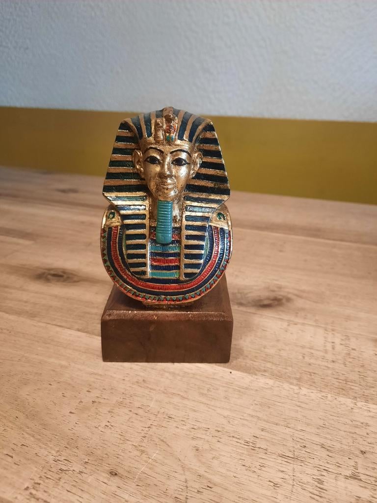 Egyptisch beeldje Toetanchamon op houten voet, 13 cm, Antiek en Kunst, Ophalen of Verzenden