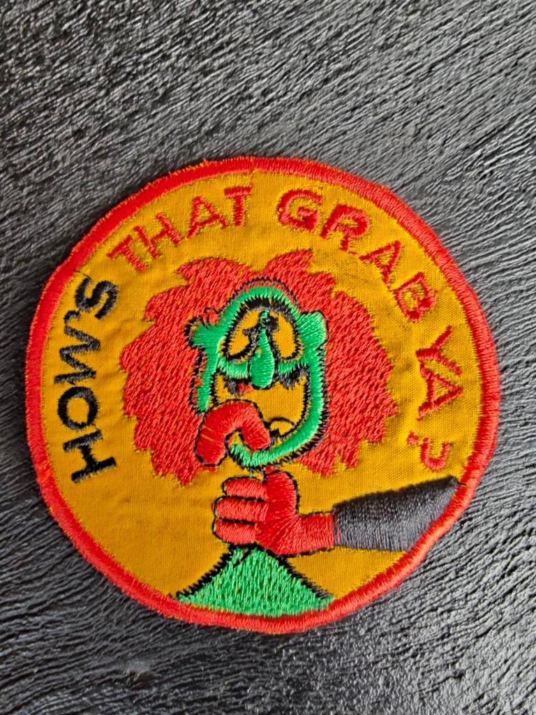70s Original Vintage How's That Grab Ya? 3" Patch Funny Hipp, Ophalen of Verzenden, Landmacht, Nederland, Embleem of Badge