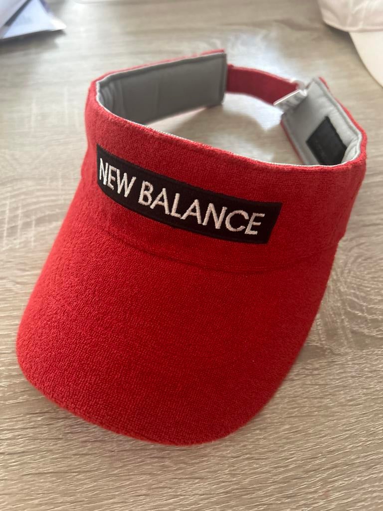 Rode New Balance zonneklep, Kleding | Dames, Hoeden en Petten, Ophalen of Verzenden, Zo goed als nieuw, One size fits all, Pet