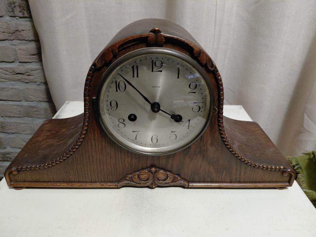 Antieke penduleklok, zgn. Napoleonshoed, merk Kienzle., Antiek en Kunst, Antiek | Klokken, Ophalen of Verzenden