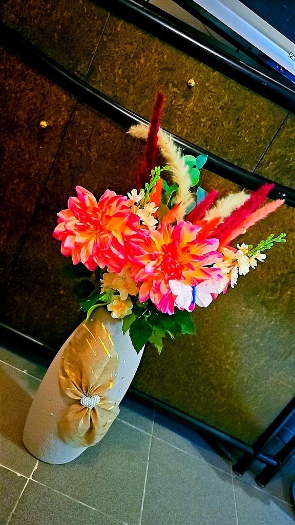 ​ Prachtig Luxe Kunstboeket in Exclusieve Bewerkte Vaas, Huis en Inrichting, Woonaccessoires | Kunstplanten en Kunstbloemen, Nieuw