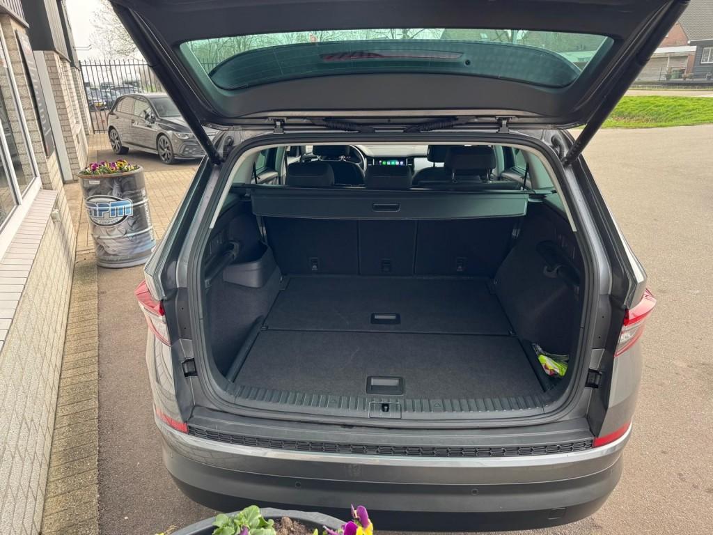 Skoda KODIAQ 1.5 TSI TOUR editie Alle verwarmings opties Zon, Automaat, USB, 1498 cc, 150 pk