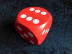 Vintage dobbelsteen van kunststof, rood met witte stippen,, Ophalen of Verzenden, Overige typen