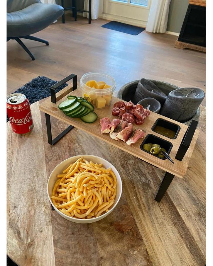 Leuke serveerplank met 2 bakjes, Huis en Inrichting, Keuken | Keukenbenodigdheden, Gebruikt, Snij-/serveerplank, Hout, Bruin, Ophalen of Verzenden