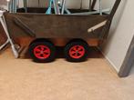 Houten bolderkar met rode wielen, Ophalen
