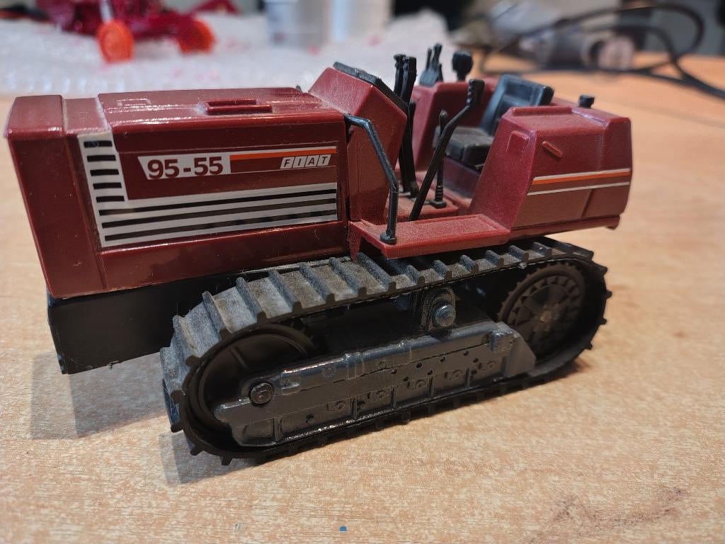 Fiat 95-55 rups tractor ros, Hobby en Vrije tijd, Modelauto's | 1:32, Ophalen of Verzenden, Zo goed als nieuw, Tractor of Landbouw