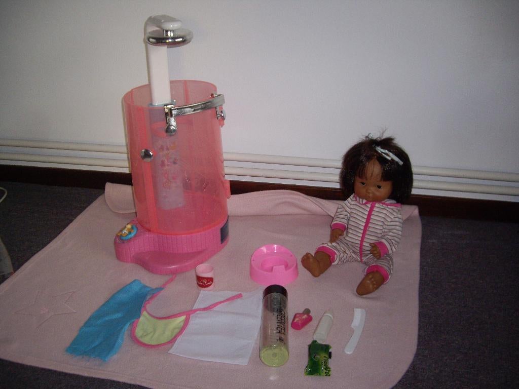 donkere baby pop met douche en acc, Kinderen en Baby's, Speelgoed | Poppen, Ophalen, Gebruikt, Babypop