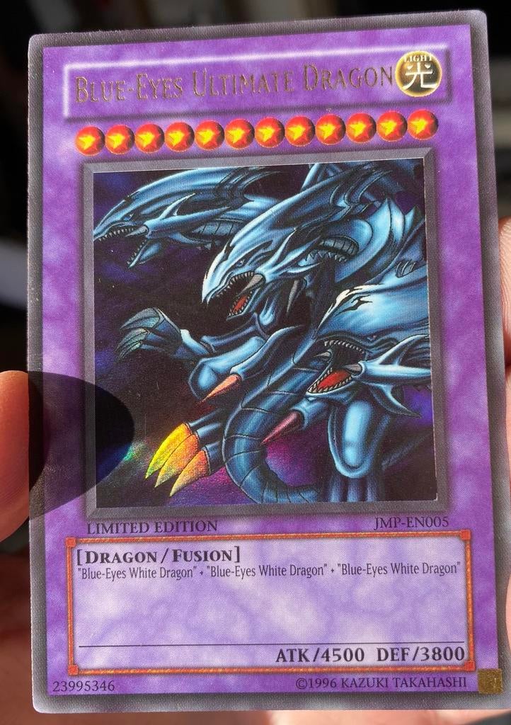 Yu-Gi-Oh! Blue Eyes Ultimate Dragon JMP1 Old Jump Promo !, Hobby en Vrije tijd, Verzamelkaartspellen | Yu-gi-Oh!, Ophalen of Verzenden