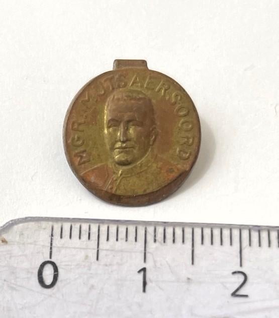 VENLO: Mgr. Mutsaersoord - oud klemmetje - 1950's (?), Verzenden, Gebruikt, Overige onderwerpen, Speldje of Pin