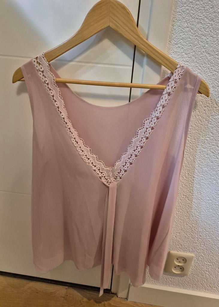 Roze top met kanten details en strik maat M, Kleding | Dames, Tops, Ophalen of Verzenden, Zo goed als nieuw