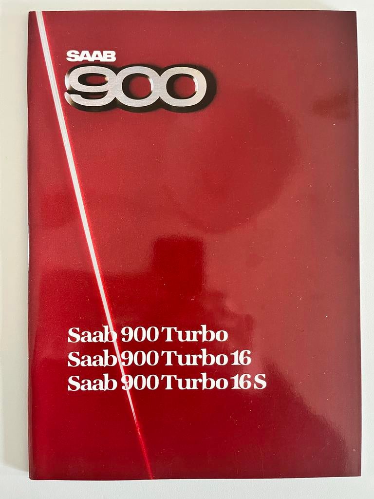 Saab 900 Folder uit 1985 - 42 pagina's, Ophalen of Verzenden, Gelezen, Overige merken