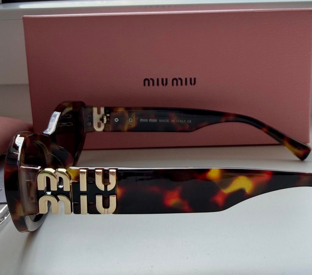 Miu Miu dames zonnebril + doos., Sieraden, Tassen en Uiterlijk, Zonnebrillen en Brillen | Dames, Overige merken, Zonnebril, Bruin