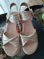 Sandalen met sleehak maat 40.goudkleur, Kleding | Dames, Overige kleuren, Zo goed als nieuw, Sandalen of Muiltjes, Ophalen of Verzenden