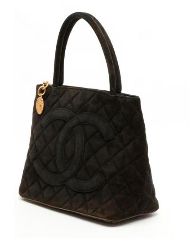 Chanel tas Medaillon zwart suède + dustbag en aankoopbon, Sieraden, Tassen en Uiterlijk, Tassen | Schoudertassen, Zo goed als nieuw