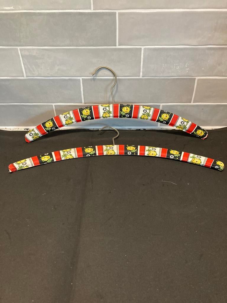 Vintage kledinghangers, 2 stuks (131023), Ophalen of Verzenden, Gebruikt, Kunststof, Volwassenen