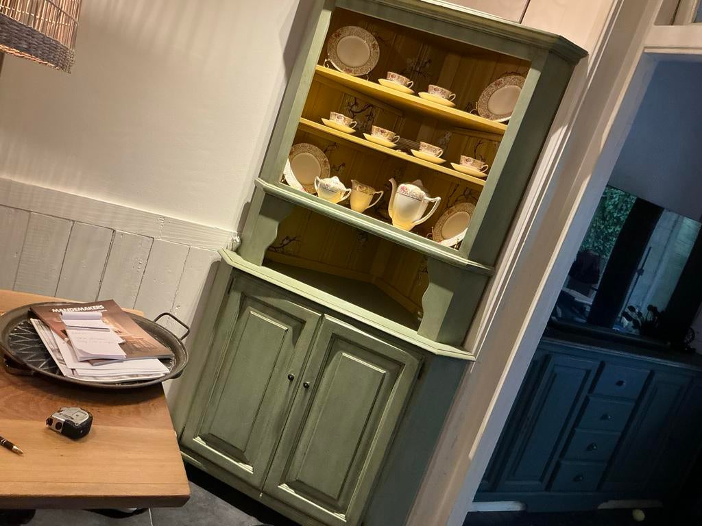 Hoekkast met beschilderde binnenkant - 110x80x200 cm, Ophalen, Gebruikt