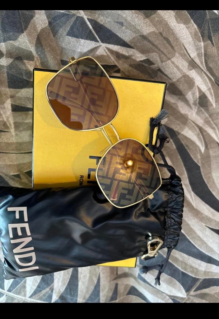 fendi zonnebril, Sieraden, Tassen en Uiterlijk, Zonnebrillen en Brillen | Dames, Ophalen of Verzenden, Zo goed als nieuw, Overige merken
