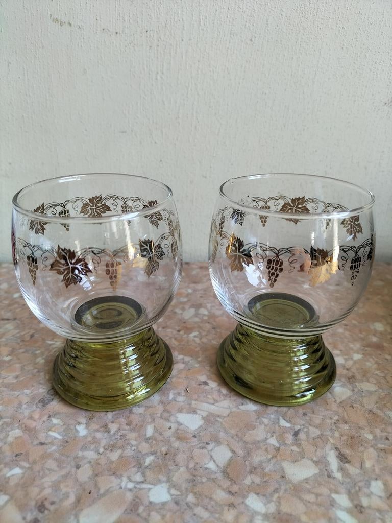 2 Roemer wijnglazen met groene voet en druivenrank, Verzamelen, Glas en Borrelglaasjes, Ophalen of Verzenden, Zo goed als nieuw
