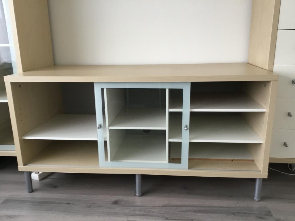 T.E.A.B.   IKEA Magiker TV meubel met glazen schuifdeur, Huis en Inrichting, Ophalen, 100 tot 150 cm, Zo goed als nieuw, Minder dan 100 cm