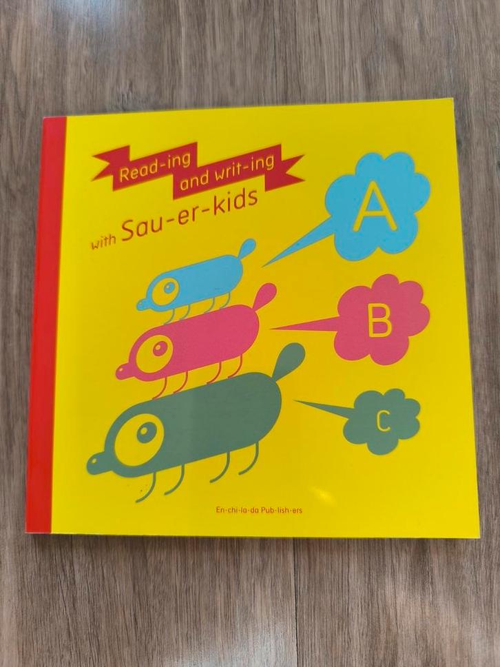 Read-ing and writ-ing with Sau-er-kids". , Boeken, Kinderboeken | Baby's en Peuters, Zo goed als nieuw, 3 tot 4 jaar, Ophalen of Verzenden